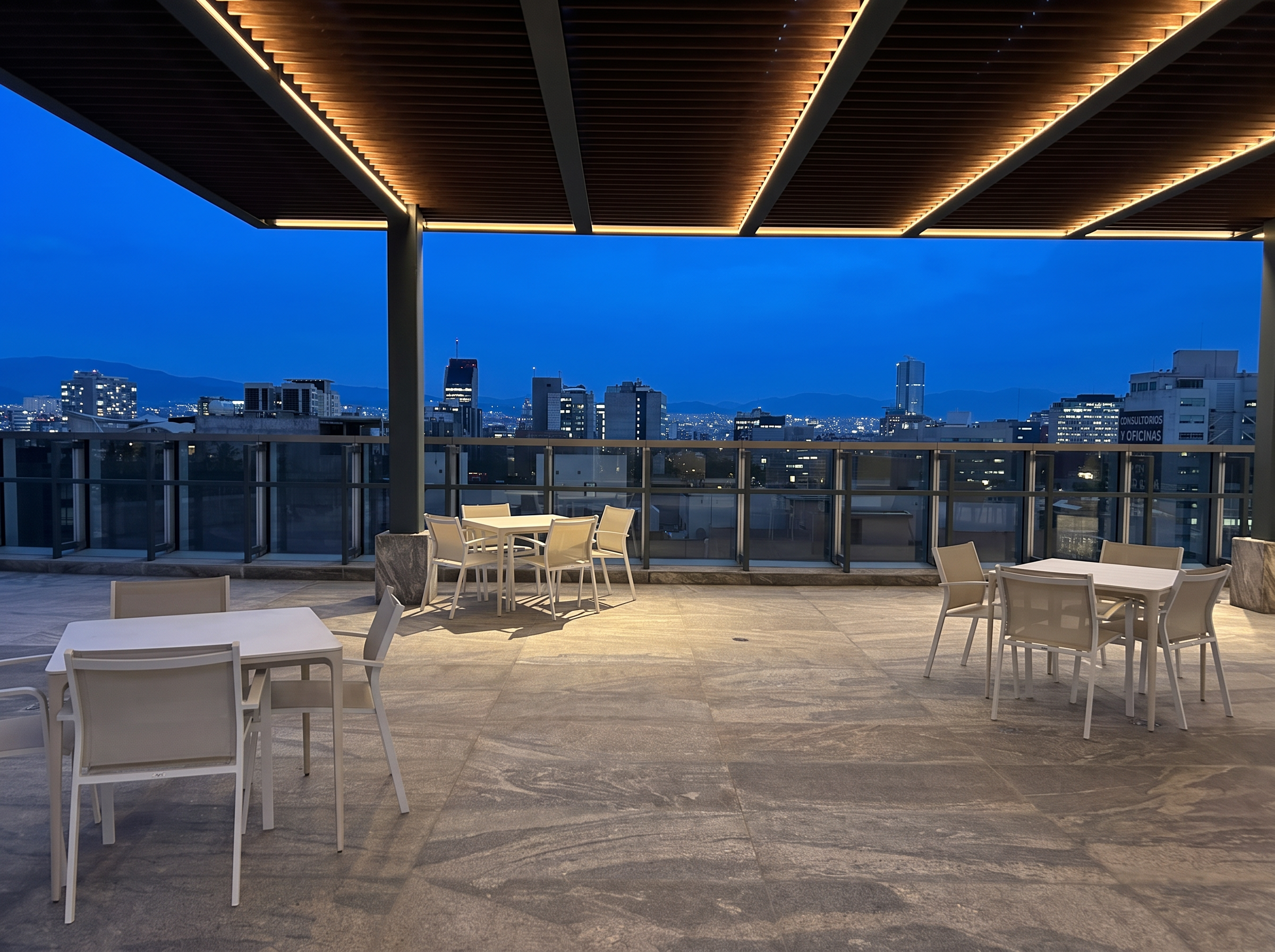 Terraza de Medellín 304 al anochecer con iluminación cálida y luces de la ciudad