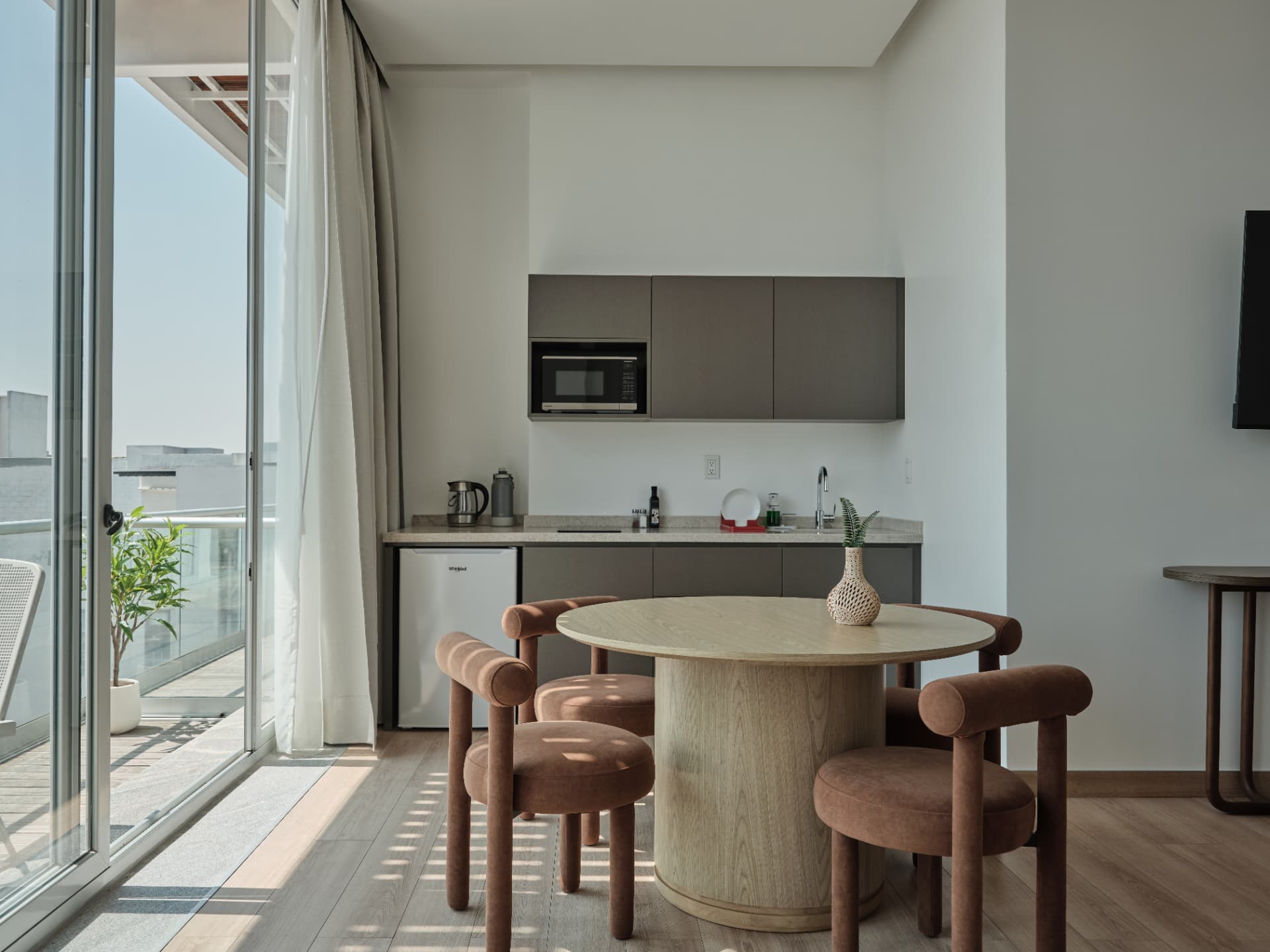 Cocineta equipada y comedor con terraza en Medellín 304
