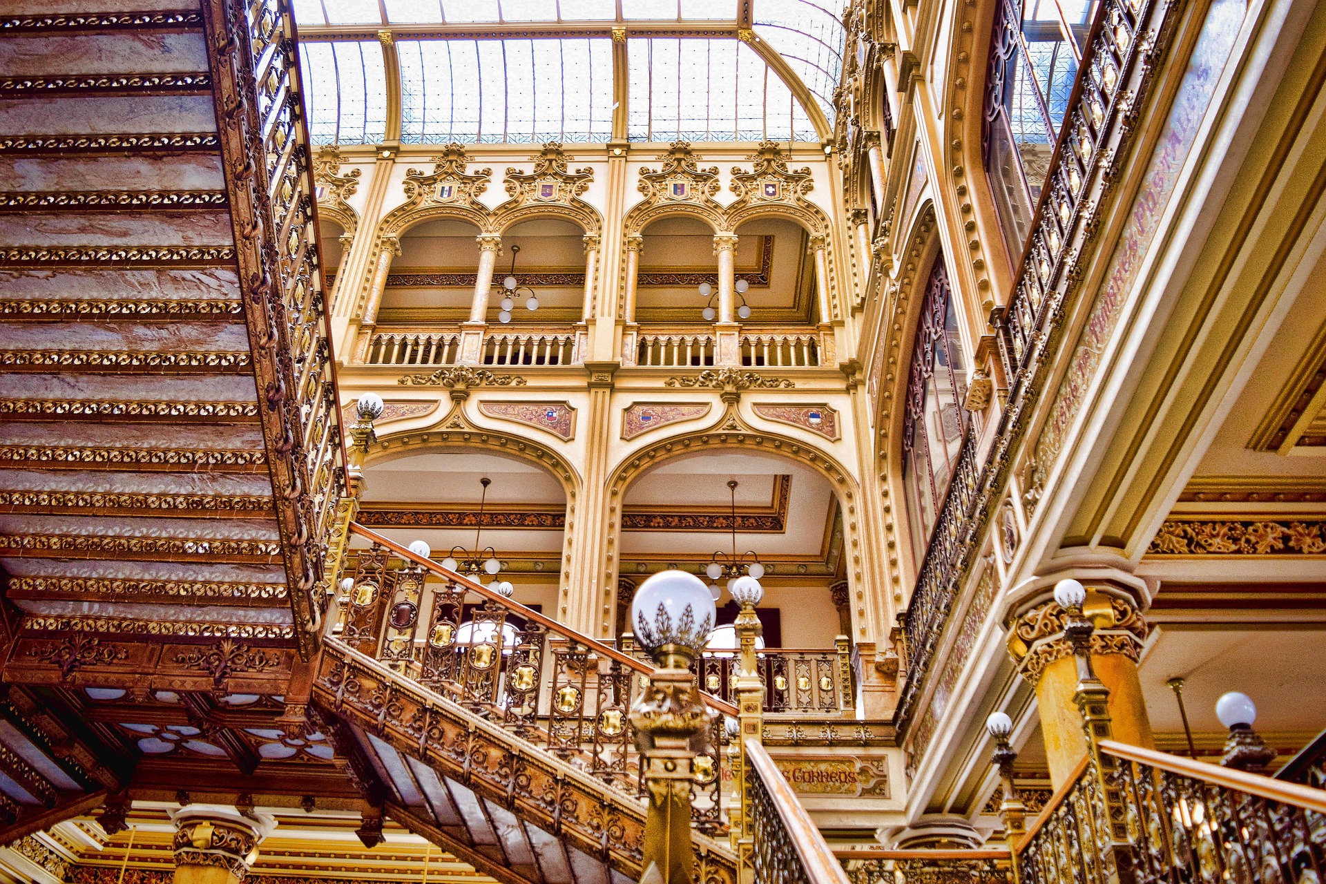 Escalera de bronce del Palacio de Correos, Centro Histórico